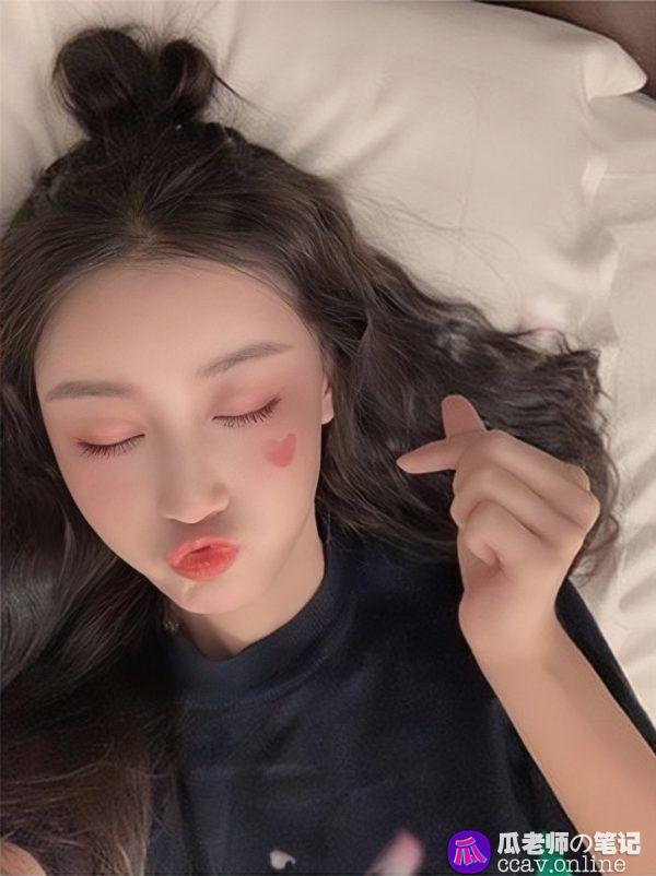 东方航空极品反差美女空姐巨乳私密视频流出